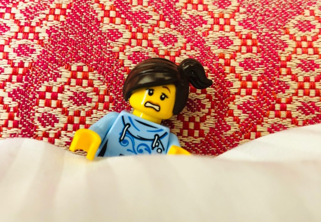 Femme de marin qui pleure dans son lit